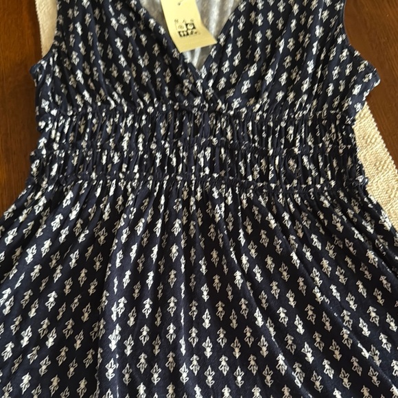 Max Studio Navy  and White Patterned sleeveless top Medium - Picture 4 of 7
